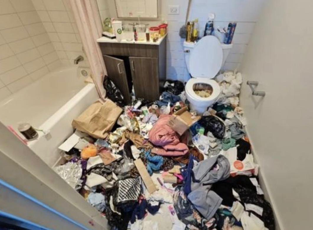 Salle de bain encombrée avant nettoyage Diogène