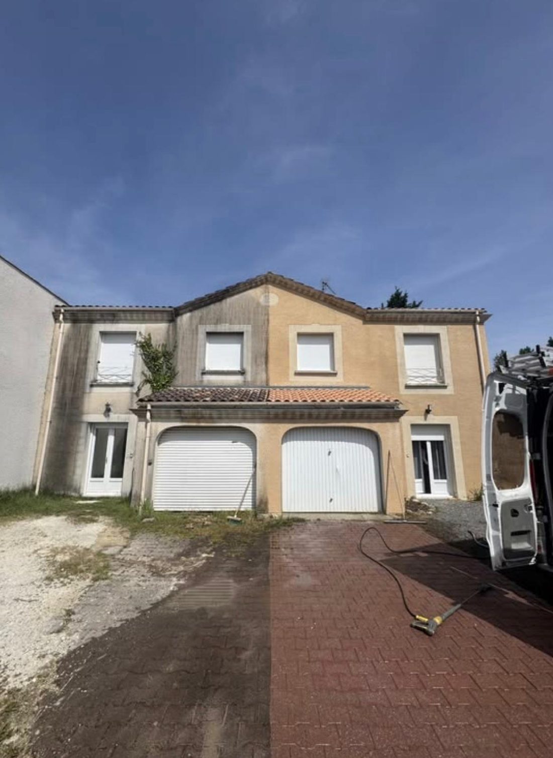 Façade et allée avant et après nettoyage